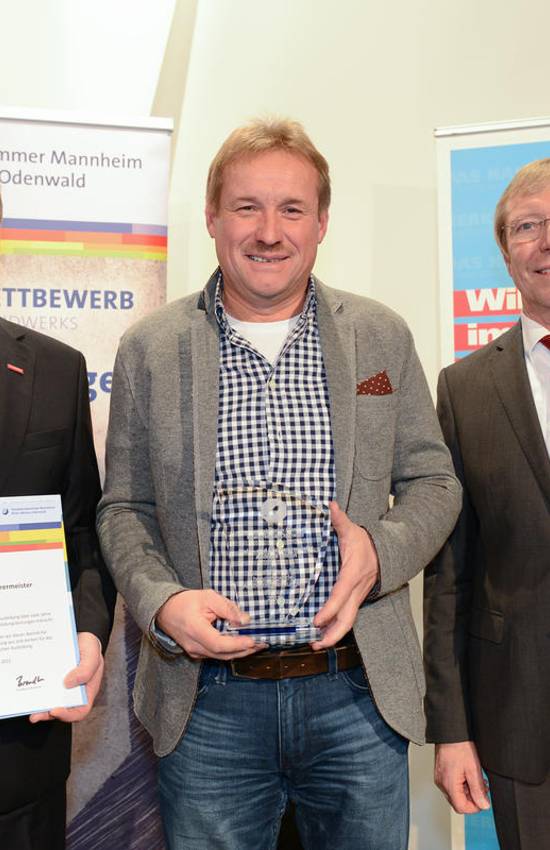 Maler- und Lackierermeister Andreas Simon aus Hockenheim erhält Ausbildungs-Stele