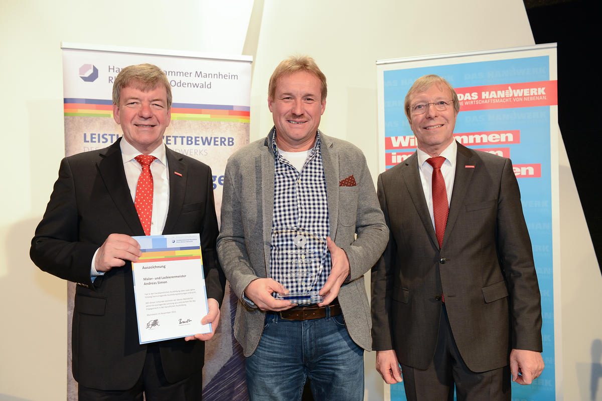 Maler- und Lackierermeister Andreas Simon aus Hockenheim erhält Ausbildungs-Stele
